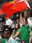 图文：外国游客为北京奥运加油