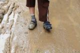 图文：不小心把鞋陷到泥浆里的孩子