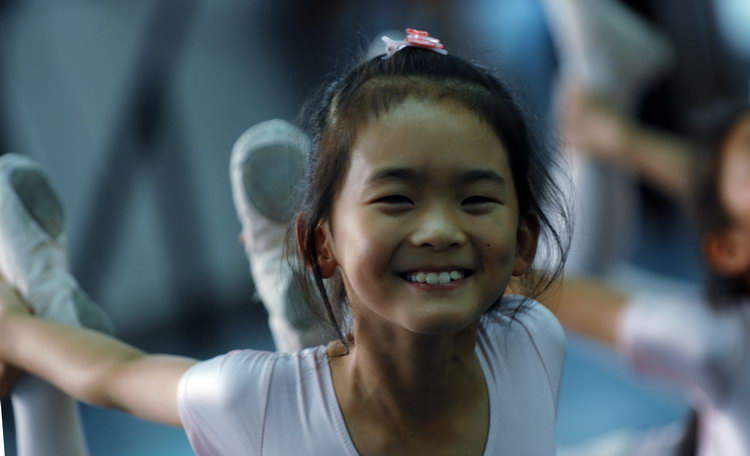 图文:小女孩享受芭蕾舞带来的快乐