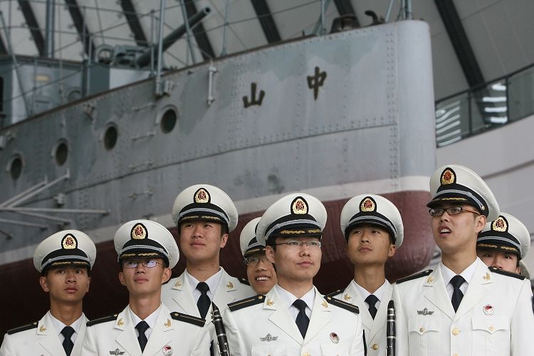图文:武汉海军工程大学学生参加中山舰