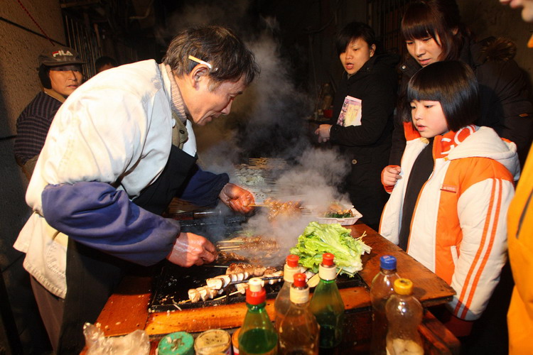 图文:下岗工人新年夜里摆摊谋生