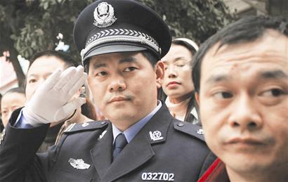 3万人排长队泪别“打街巡警”