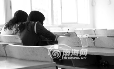 课桌刻情书 部分大学生不文明行为令人忧[图]