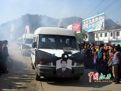 护送刘民烈士的灵车.(中国江西新闻网记者 何淳勇 摄)