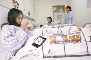 残腿女孩渴望直立行走去上学