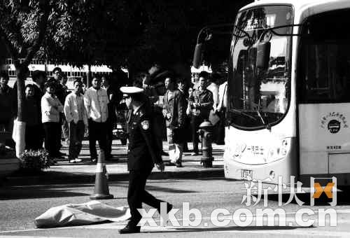 白云大道广州体育馆附近发生一起车祸,一名女子在横穿马路时被公交车