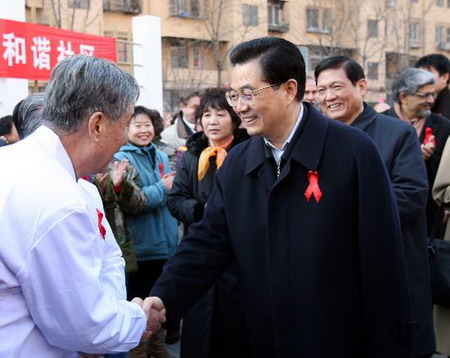 胡锦涛与艾滋病感染者握手刘淇郭金龙陪同考察