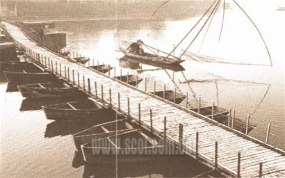 水毁10年后 五通桥重建浮桥