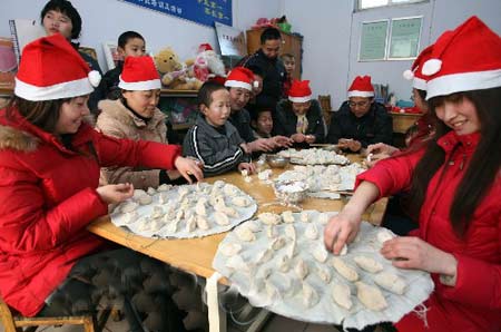 组图:冬至时节吃饺子