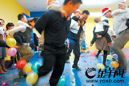 家庭同乐日 负子踩气球