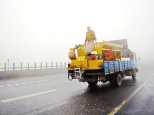 京珠北高速出现低温霜冻天气