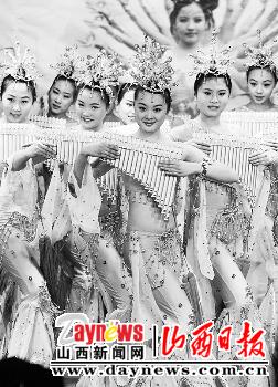 大同市文化艺术学校学生载歌载舞祝福祖国繁荣
