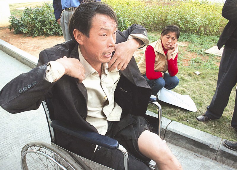 钟宅某工地工人领完工资被砍七八刀