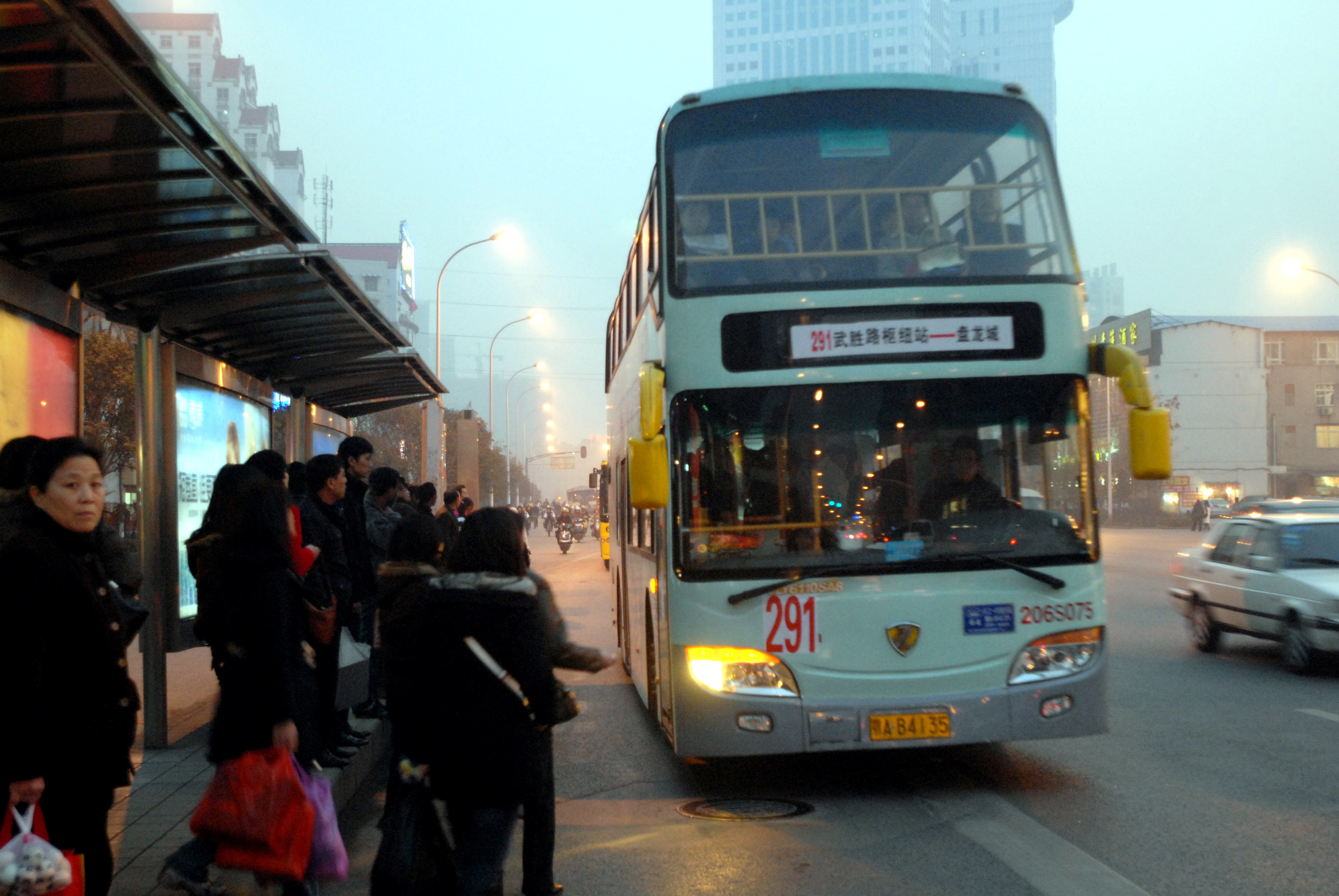 291路"上岗"盘龙城首次开进双层大巴