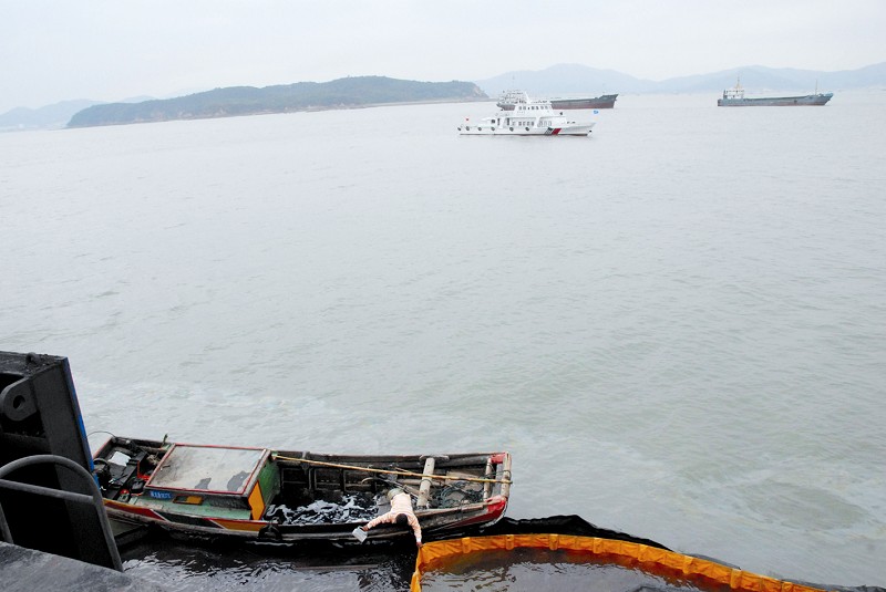 厦门管线爆裂致1吨燃料油泄漏污染海面(图)