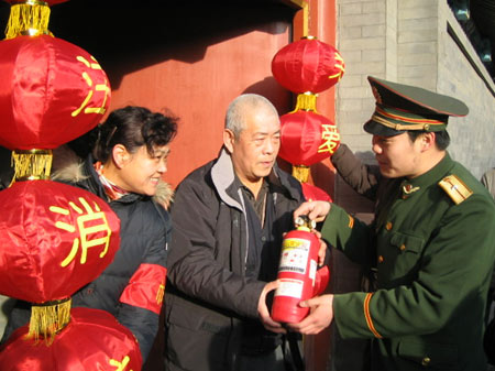 古建居民家获赠新型灭火器 不会腐蚀古建筑(图