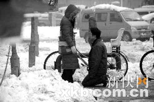 女子逼男友跪雪地半小时