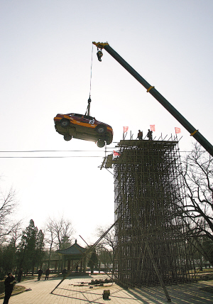 50吨吊车起吊 跃登15米高台(图)
