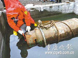 大型液氯罐仍有残液被弃荒野