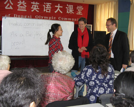 [百姓奥运故事]女儿老师教胡同大妈说英语