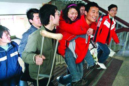 河南工程学院爱心接力 6男生轮流背腿疾女同学