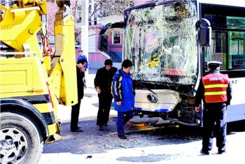 北京公交车追尾9名乘客受伤(图)