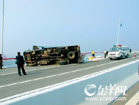 国内新闻 正文    昨天下午3时左右,湛江海湾大桥上发生一起车祸,一辆