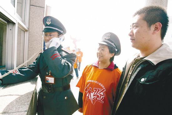 带枪保安挺不容易