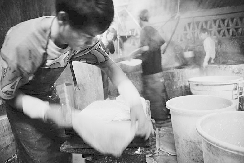 金山工商昨晚端掉一家黑作坊,蚊虫苍蝇在豆腐