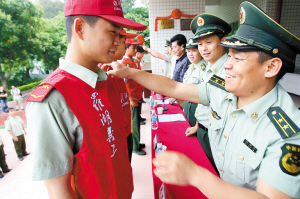 武警<em>穿</em>上<em>红马甲</em>_新闻中心_新浪网