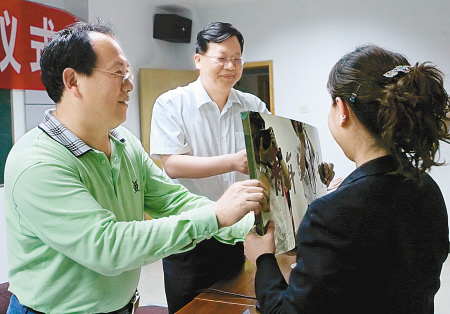 本报<em>红马甲客服</em>中心被授市级青年文明号_