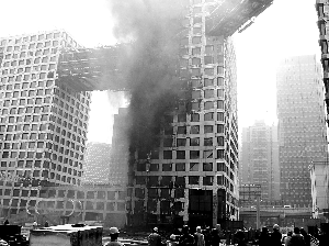 北京东直门附近在建高层着火(图)