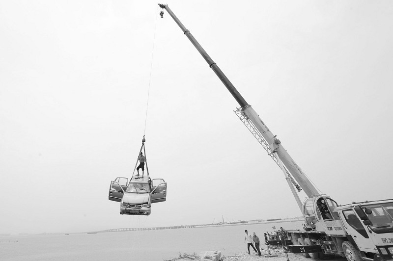 新建集美大桥海域:轿车冲进大海 渔民潜水救人