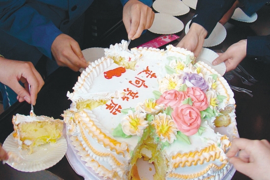 <em>18岁</em>她们穿着囚服行<em>成人礼</em>_新闻中心_新浪网