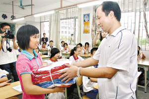 灾区女孩走进东莞新课堂