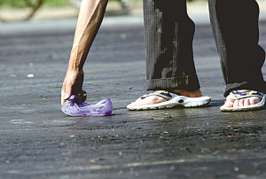 郑州一名9岁女孩上学路上,经过一条柏油马路,鞋子被柏油粘掉,女孩蹲下
