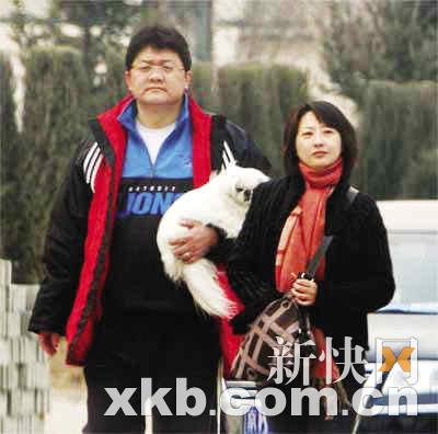 张斌高调复出炫婚戒