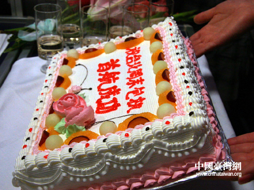 国航在两岸首航周末包机上准备庆祝蛋糕,祝台北周末包机首航成功.