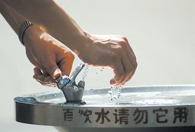 杨家坪步行街直饮水被市民用于洗手洗脚