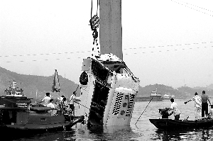 昨天,湖北宜昌黄柏河,坠河客车被吊车吊起.事故中仍有4人失踪.