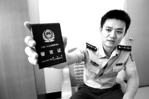 重新补办了警官证    本报讯(记者 赵伟)"周虎带武警和群众打架滋事