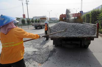 泉州南环路碎石撒满地