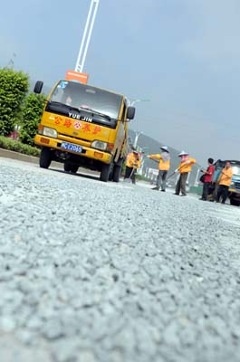 泉州南环路碎石撒满地