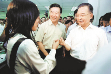 管伟与温总理拉钩