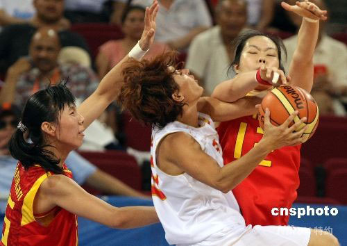 图:中国女篮首战开门红 击败西班牙队_新闻中