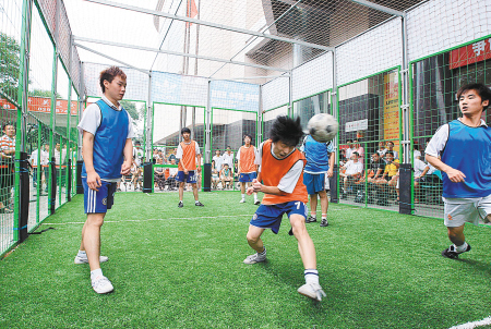 钻进铁笼踢足球