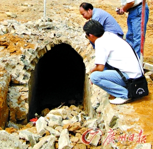 广州清新县中学操场下发现数千平米地道(图)