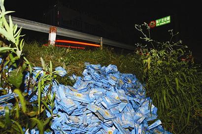 湖北孝感郊发现数万只被丢弃三鹿奶粉袋(图)