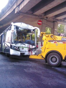 公交车失控撞柱致1死16伤