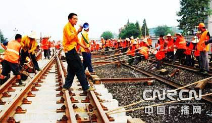 组图:庐山火车站扩建工程成功更换提速道岔